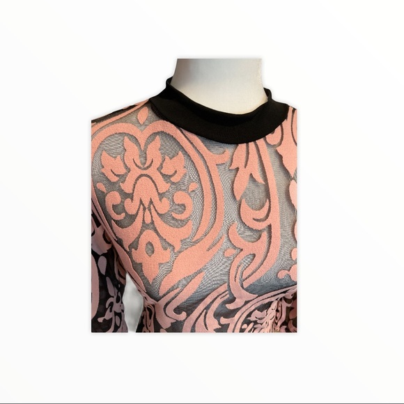 Form fitting dress - Picture 3 of 5